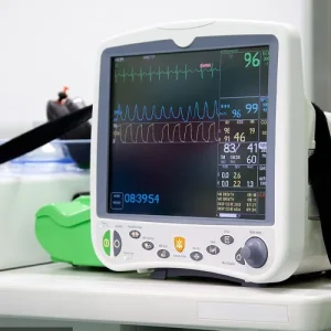 Trong các thiết bị y tế, tấm chắn PCB (Bảng mạch in) thường được sử dụng trên các thiết bị điện tử hoặc bảng mạch để giảm Nhiễu điện từ (EMI) hoặc Nhiễu tần số vô tuyến (RFI). Những nhiễu loạn này có thể ảnh hưởng đến hiệu suất hoặc độ chính xác của thiết bị y tế, do đó cần thực hiện các biện pháp để ngăn chặn sự xuất hiện của chúng.